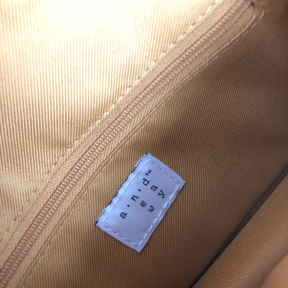 Cross Body Bag - Picture 3 of 4